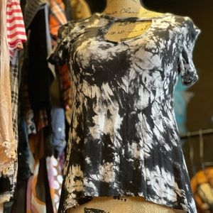 Women’s  Mudd Tie Dye fun top Black and White